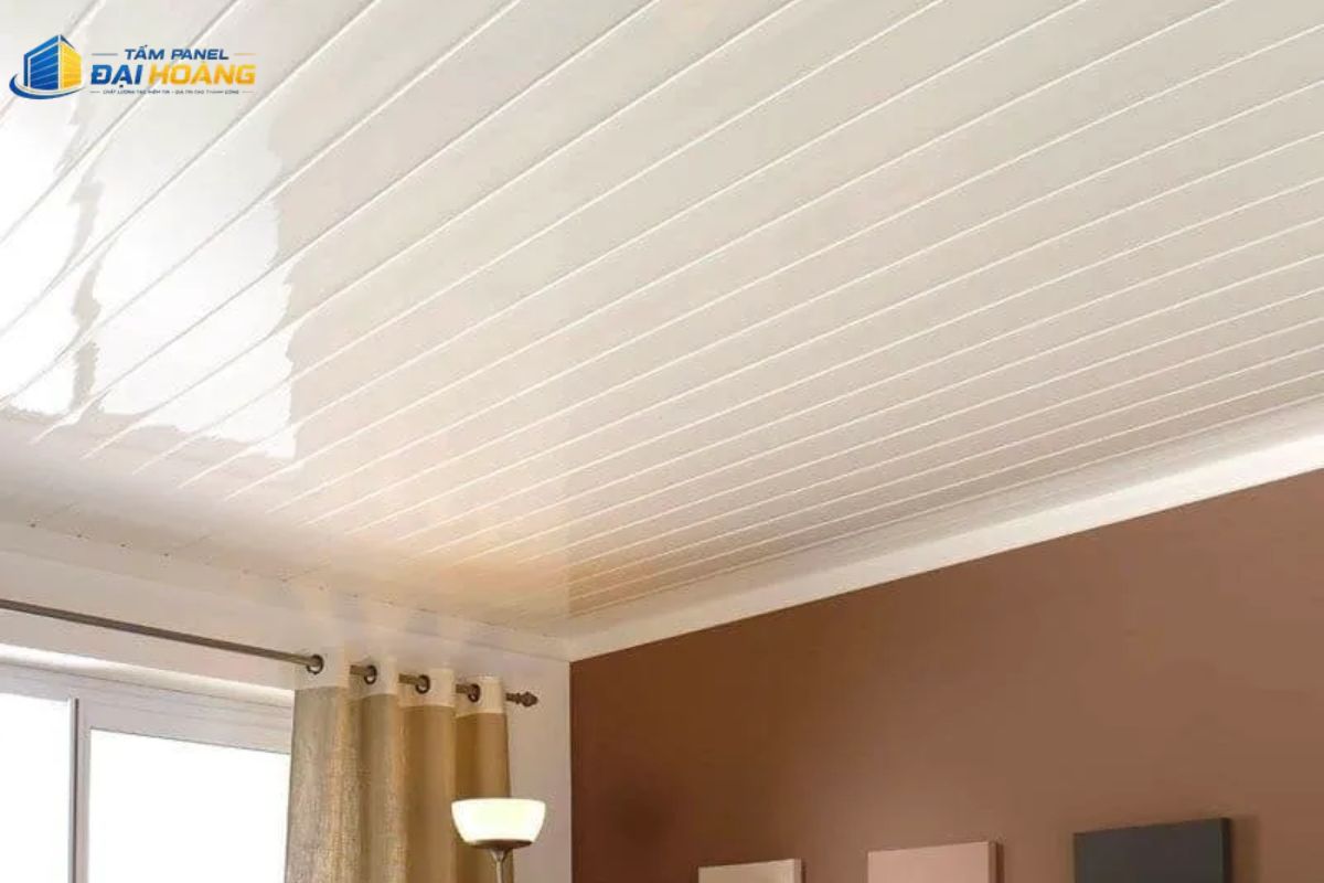 Mẫu trần tôn xốp hiện đại lắp đặt trong nhà ở