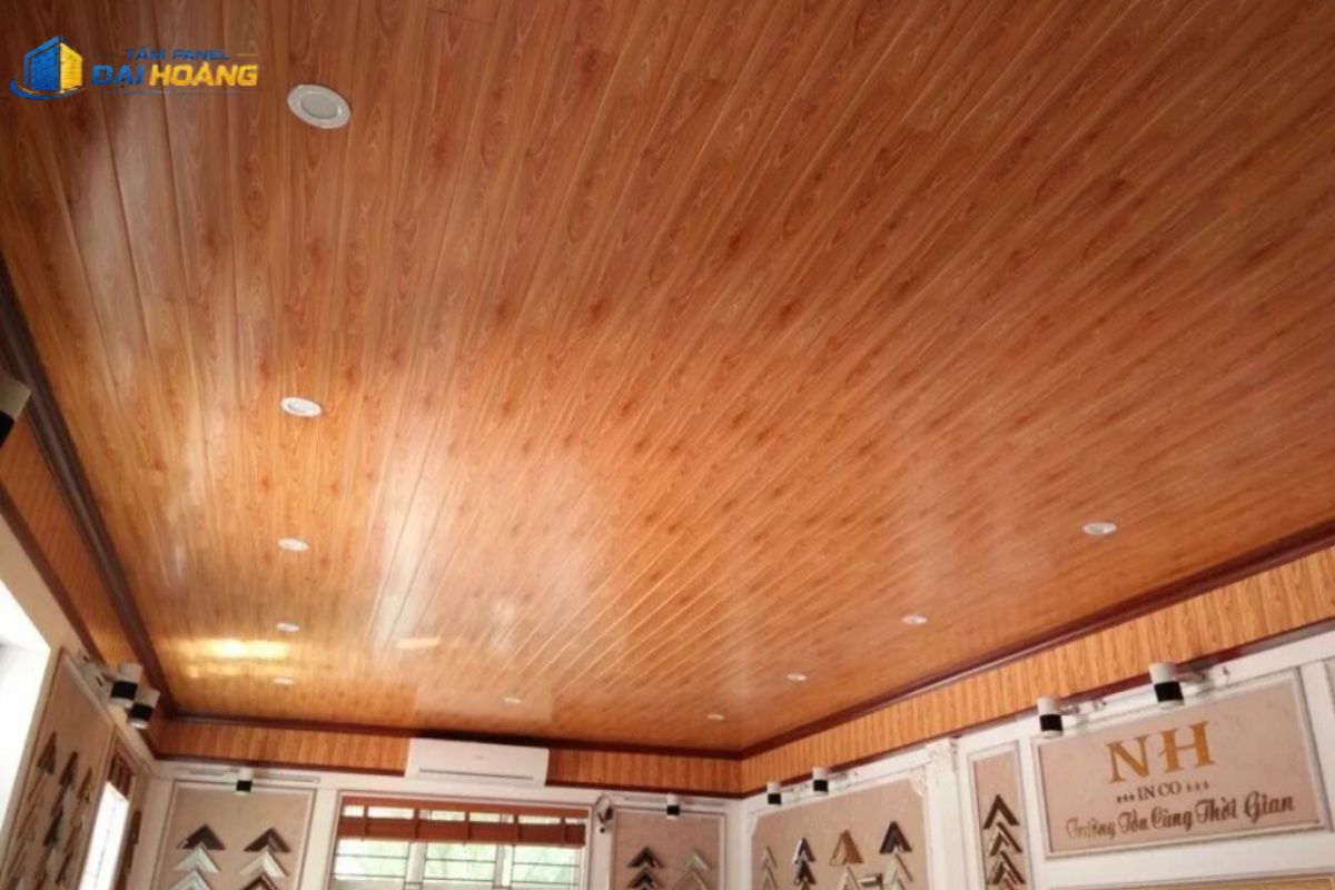 Mẫu trần tôn xốp vân gỗ cho phòng khách sang trọng