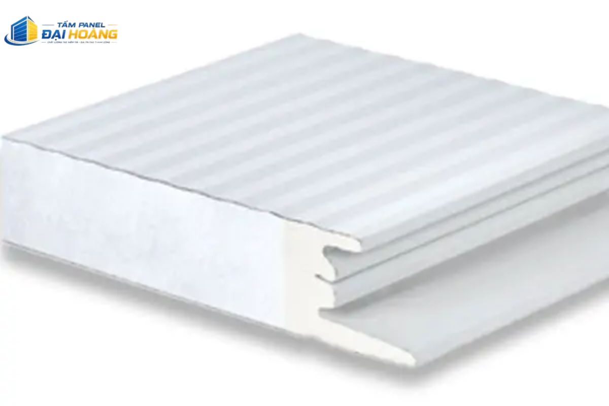 Tấm panel PIR có gân sóng dập nổi giúp tăng khả năng chịu lực, thích hợp làm vách bao che và mái nhà xưởng công nghiệp