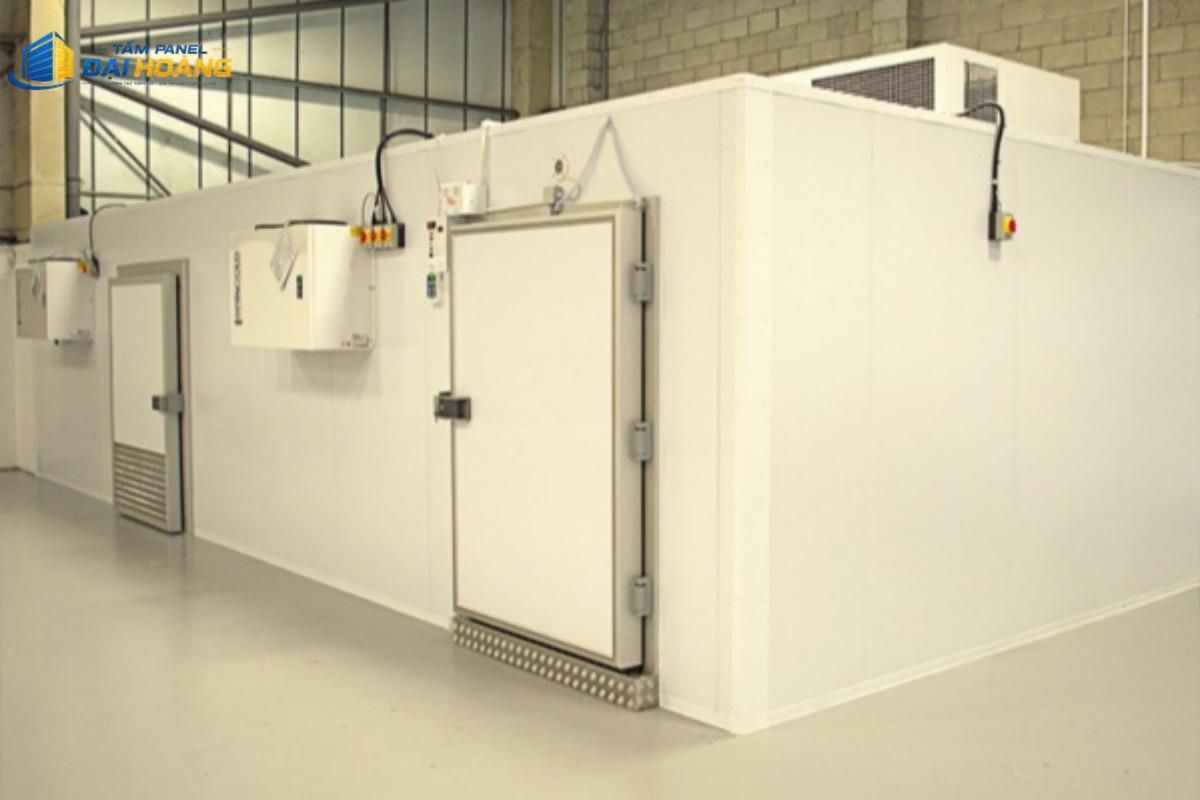 Lắp đặt tấm panel PU cách nhiệt bảo ôn chuyên dụng cho kho lạnh và kho bảo quản thực phẩm