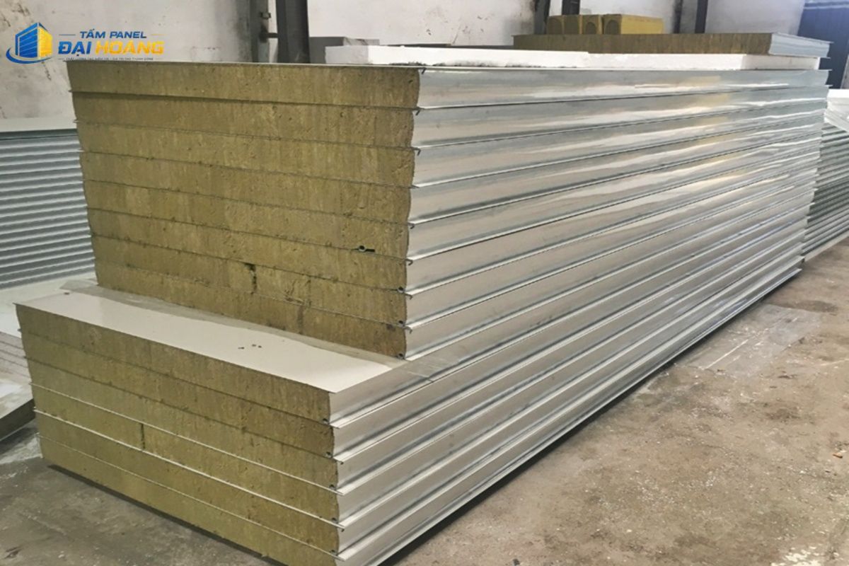 Cấu tạo tấm panel bông khoáng Rockwool chống cháy chuyên dụng làm vách ngăn cách âm nhà xưởng