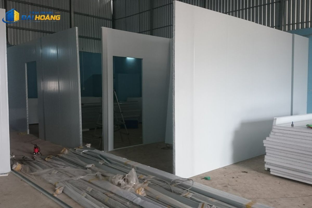 Ưu điểm nổi bật của tấm panel EPS 100mm bao gồm khả năng cách nhiệt tối ưu, tiết kiệm điện năng, trọng lượng nhẹ và rút ngắn thời gian thi công