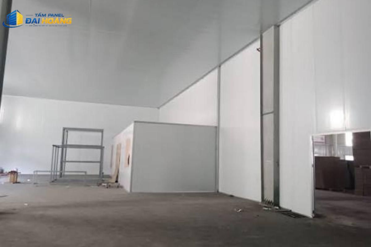 Không gian bên trong nhà xưởng hiện đại sử dụng tấm panel EPS màu trắng làm vách ngăn chia các khu vực và làm trần thả cách nhiệt