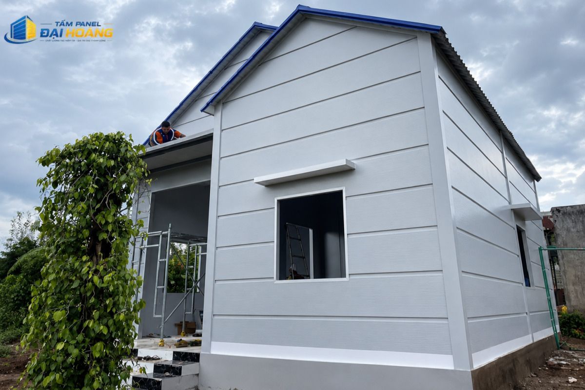 Vách bao ngoài bằng tấm panel cách nhiệt với hai lựa chọn bề mặt phẳng mịn hoặc cán gân tăng cứng tăng tính thẩm mỹ
