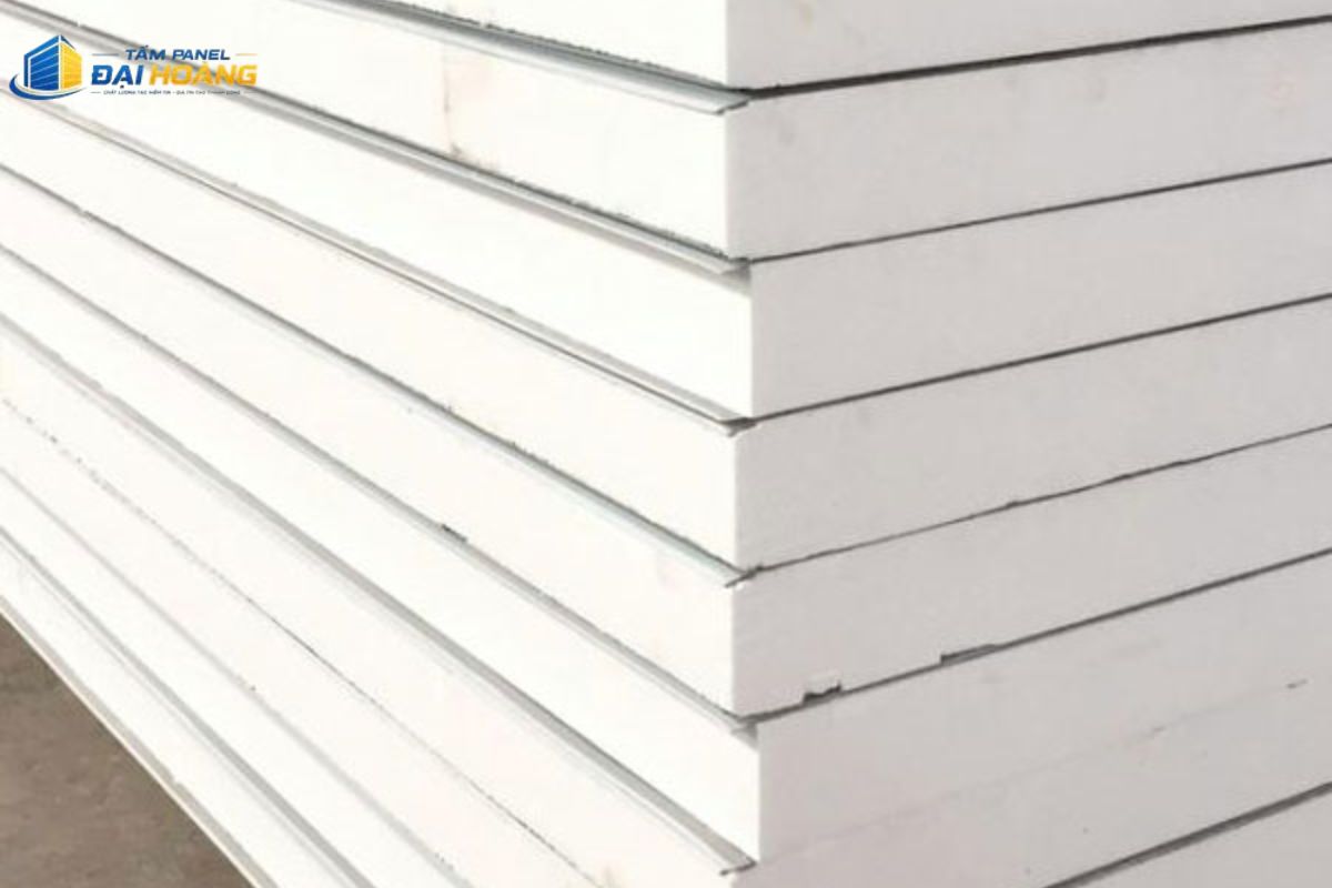 Tấm panel EPS 50mm nổi bật với khả năng cách nhiệt tốt, trọng lượng nhẹ, thi công nhanh, chi phí đầu tư hợp lý và bảo trì đơn giản
