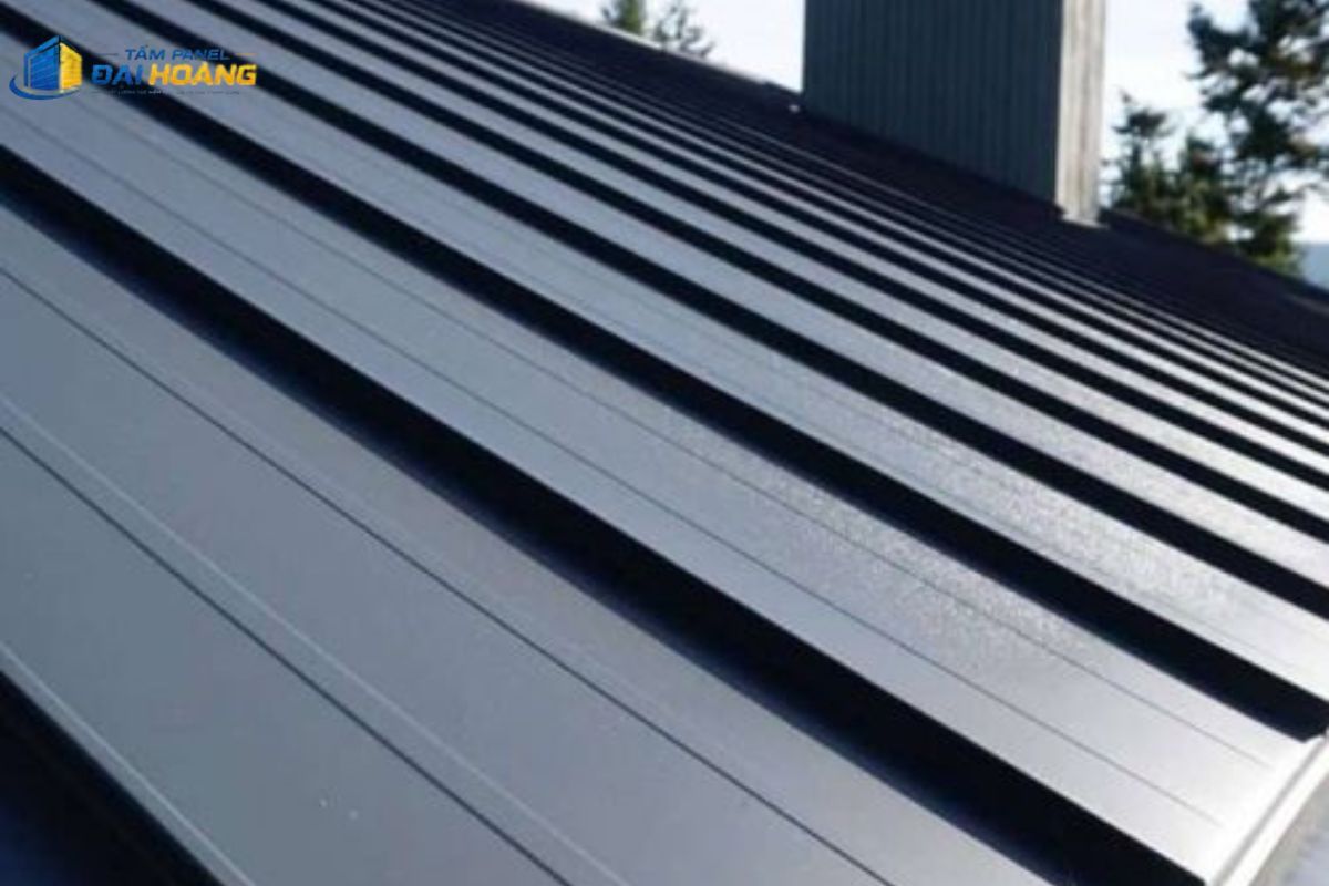 Tấm panel lợp mái EPS chống nóng giúp giảm hấp thụ nhiệt cho nhà xưởng và công trình dân dụng