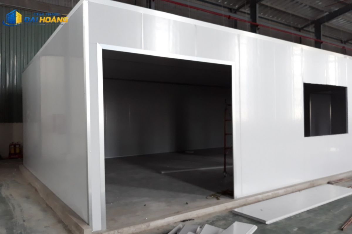 Các ứng dụng phổ biến của tấm panel EPS 75mm trong thi công vách ngăn nhà xưởng, phòng sạch, kho lạnh và nhà lắp ghép dân dụng