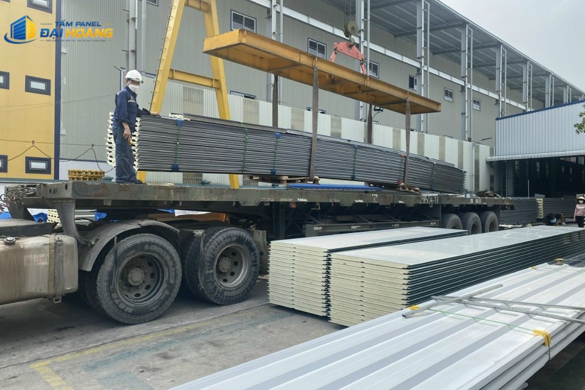 Thi công lắp dựng vách ngăn chống cháy lan chuyên dụng cho nhà xưởng sản xuất bằng tấm Panel GlassWool 100mm dày dặn