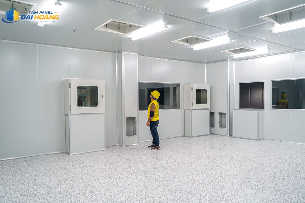Lắp đặt hệ thống vách tường phòng bệnh viện bằng tấm Panel GlassWool 100mm giúp duy trì và ổn định nhiệt độ tối ưu