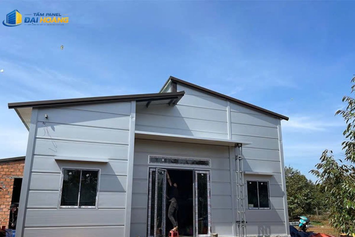 Thi công lắp đặt hệ thống vách tường chống nóng cách nhiệt cho công trình nhà ở bằng vật liệu tấm Panel GlassWool 100mm
