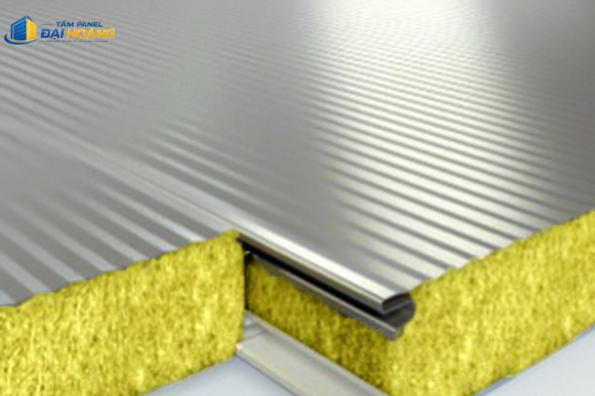 Tấm panel bề mặt gân chìm chịu lực tốt được lắp đặt làm tường ngăn bên trong khu sản xuất của nhà máy công nghiệp