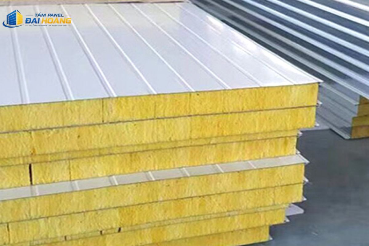 Tấm panel bề mặt gân sóng lớn chịu lực tốt và thoát nước nhanh, chuyên dụng làm tường bao ngoài trời và vách ngoại thất nhà kho