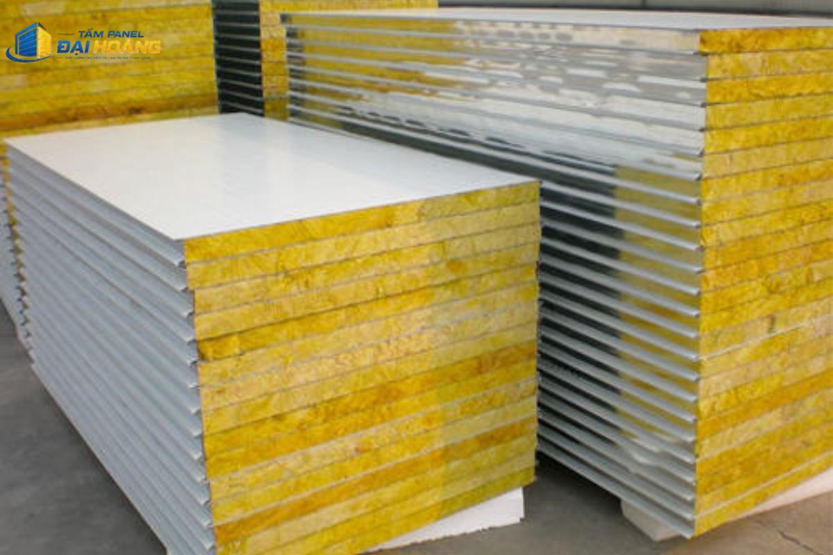 Mặt cắt thực tế tấm Panel GlassWool 50mm thể hiện cấu trúc lõi bông thủy tinh dày 50mm giúp giảm tải trọng và cách âm hiệu quả