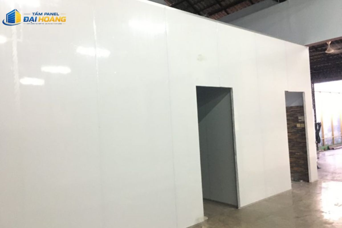 Lắp đặt trần chống nóng bằng tấm Panel GlassWool 50mm giúp giảm nhiệt độ và bảo quản hàng hóa tối ưu trong nhà kho