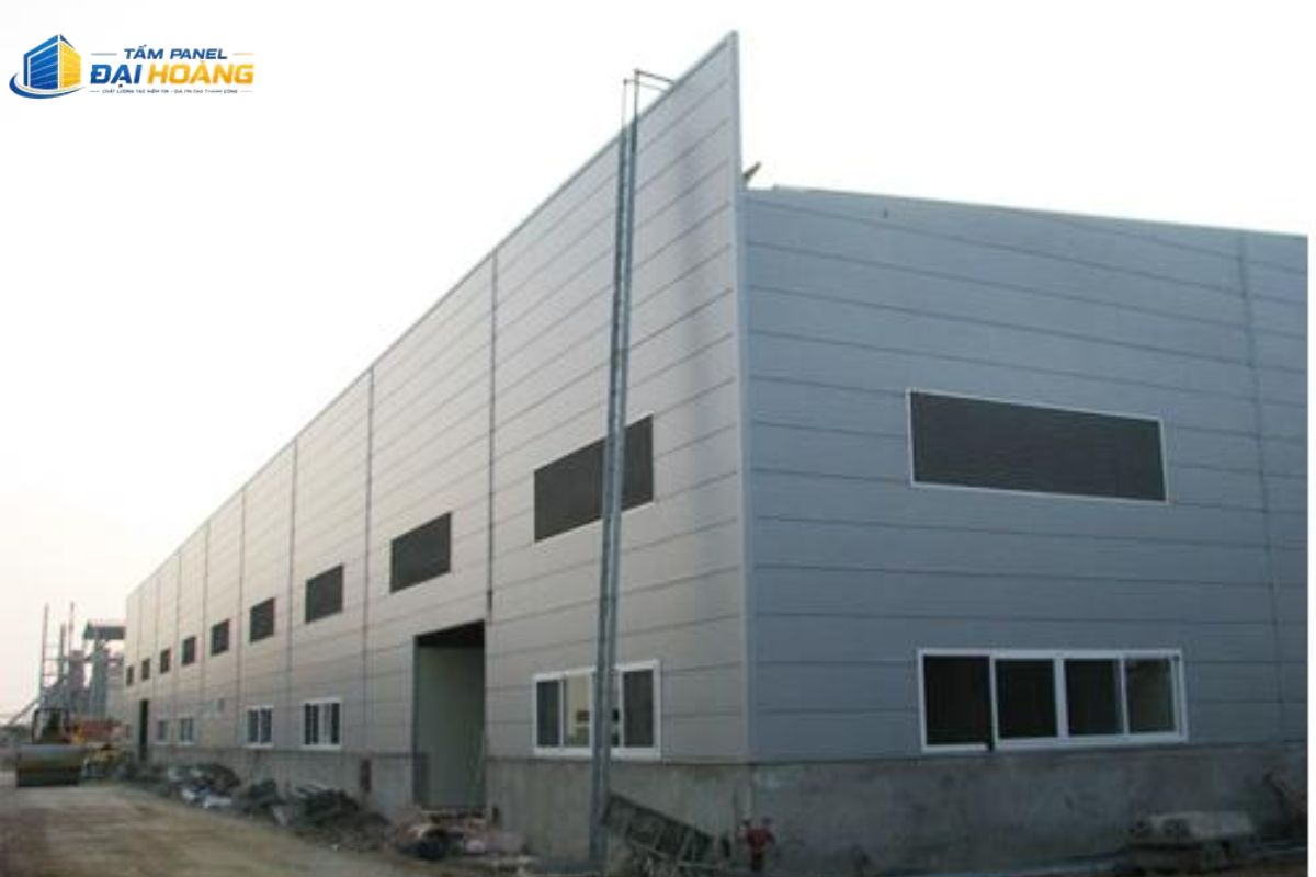 Tấm Panel GlassWool 75mm làm tường bao ngoại thất giúp cách nhiệt và nâng cao khả năng phòng chống cháy nổ cho nhà máy