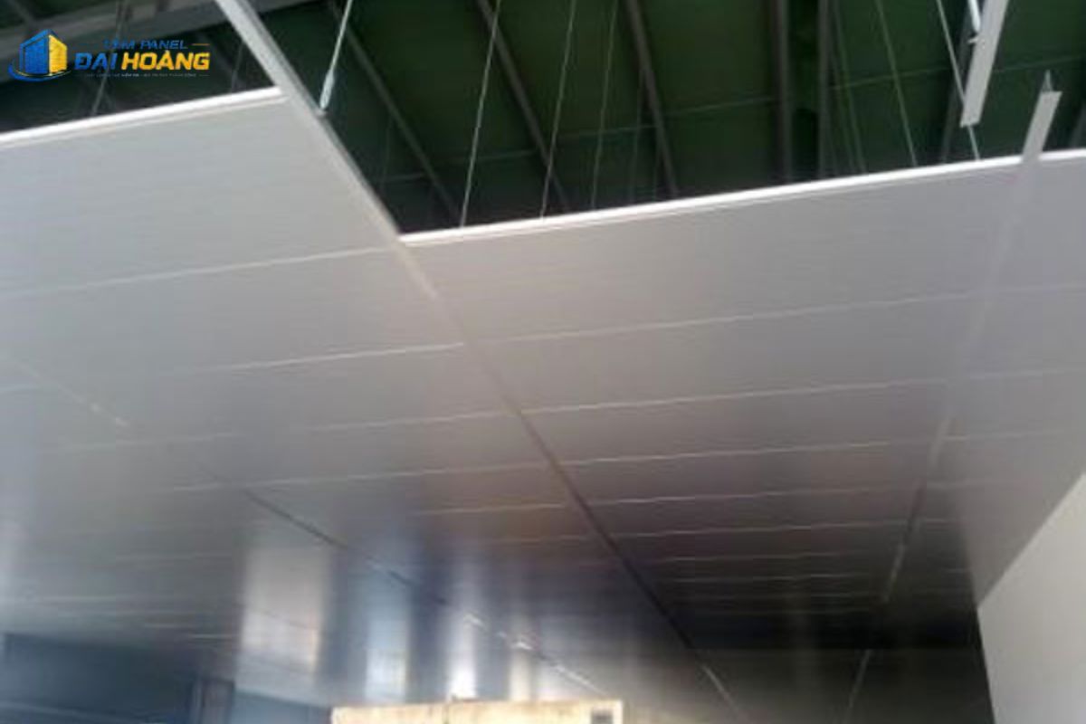 Trần cách nhiệt bằng tấm Panel GlassWool 75mm giúp giảm hấp thụ nhiệt tối ưu cho không gian nhà máy công nghiệp