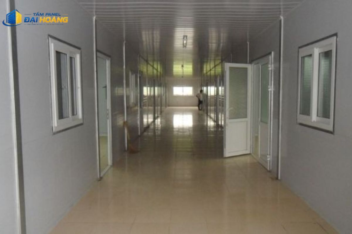 Xây dựng văn phòng trong xưởng sản xuất và nhà điều hành lắp ghép cách âm bằng tấm Panel PU 100mm