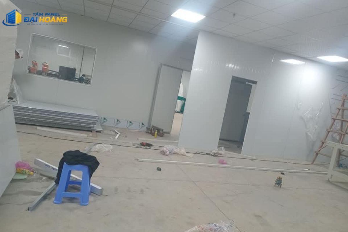 Thi công hệ thống tường vách cách âm cách nhiệt cho trường học và bệnh viện bằng tấm Panel PU 100mm