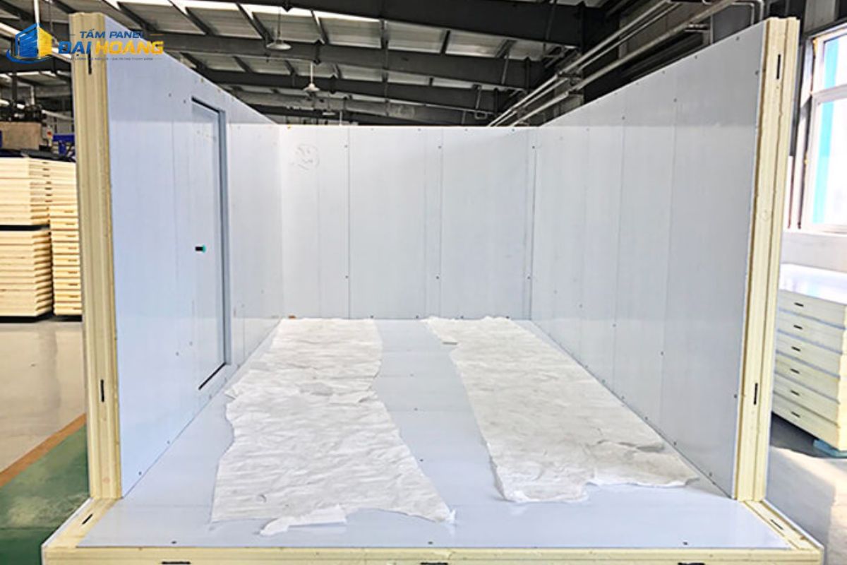 Không gian kho bảo quản nông sản thực phẩm được lắp vách và trần panel cách nhiệt giúp giữ nhiệt độ ổn định từ 5°C đến 20°C