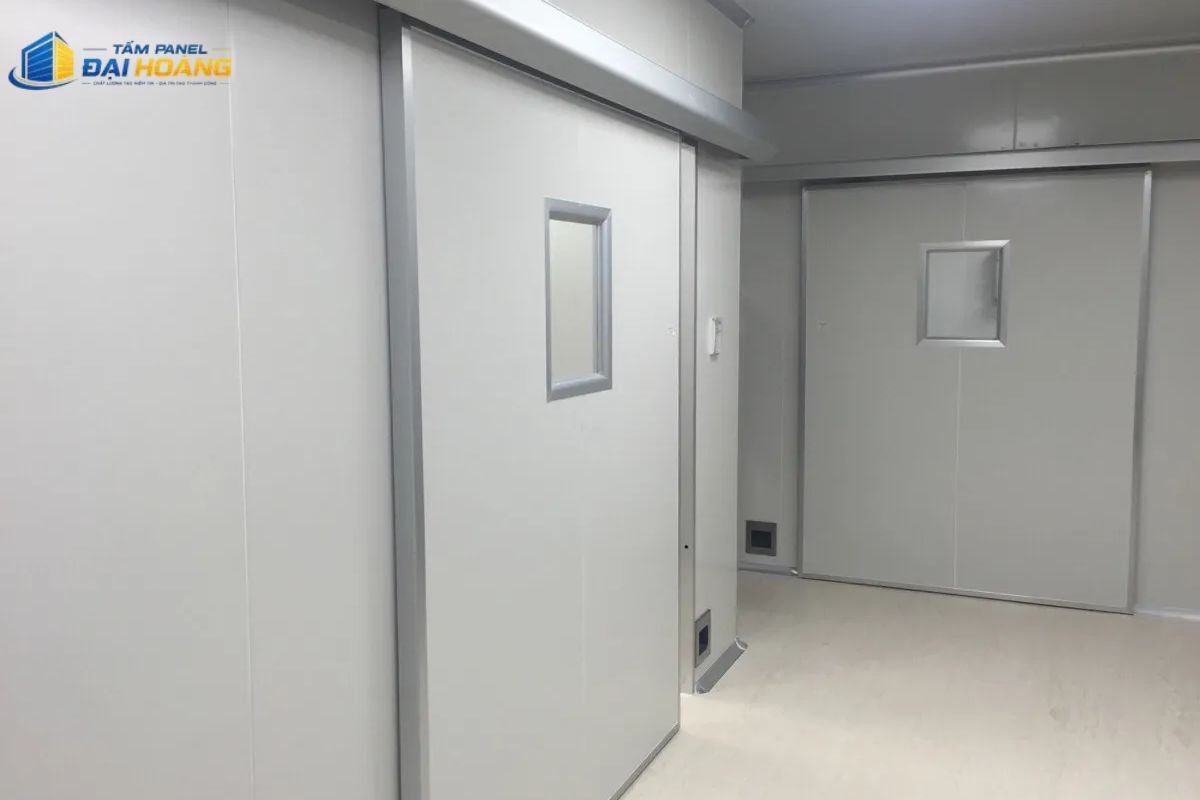 Lắp đặt tường ngăn nhà máy linh kiện điện tử bằng tấm Panel PU 50mm chống bụi bẩn