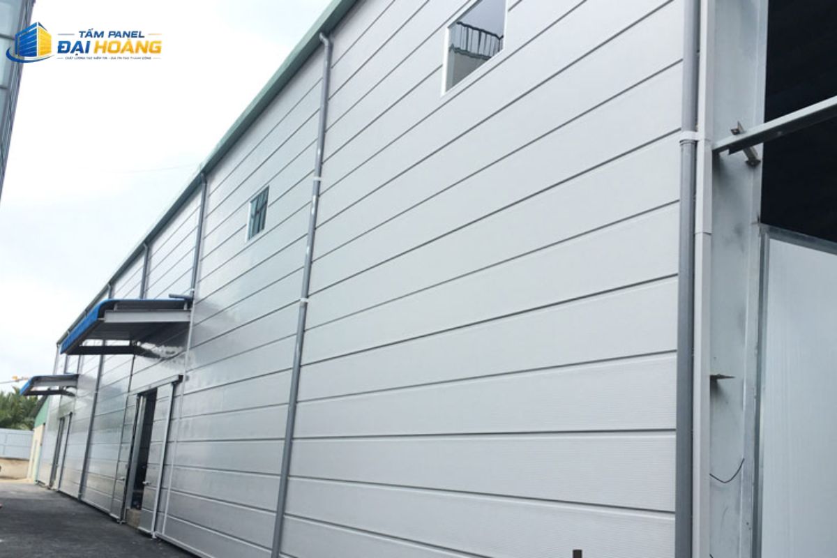 Lắp dựng hệ thống tường bao nhà xưởng bằng tấm Panel PU 50mm để nâng cao hiệu quả sử dụng năng lượng