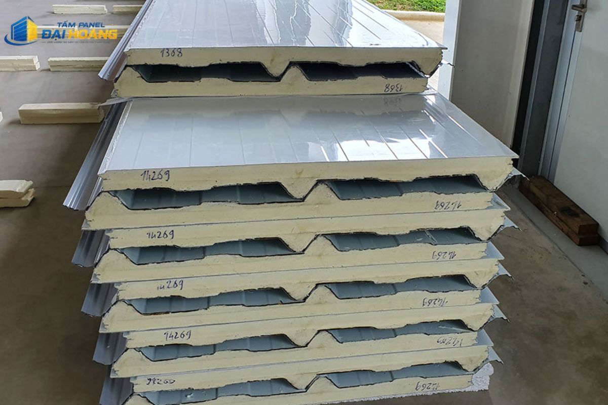 Tấm panel PU 50mm cách nhiệt có cấu trúc lõi xốp đặc giúp tiêu âm giảm tiếng ồn đến 24dB và đạt tiêu chuẩn chống cháy lan B1 - B2