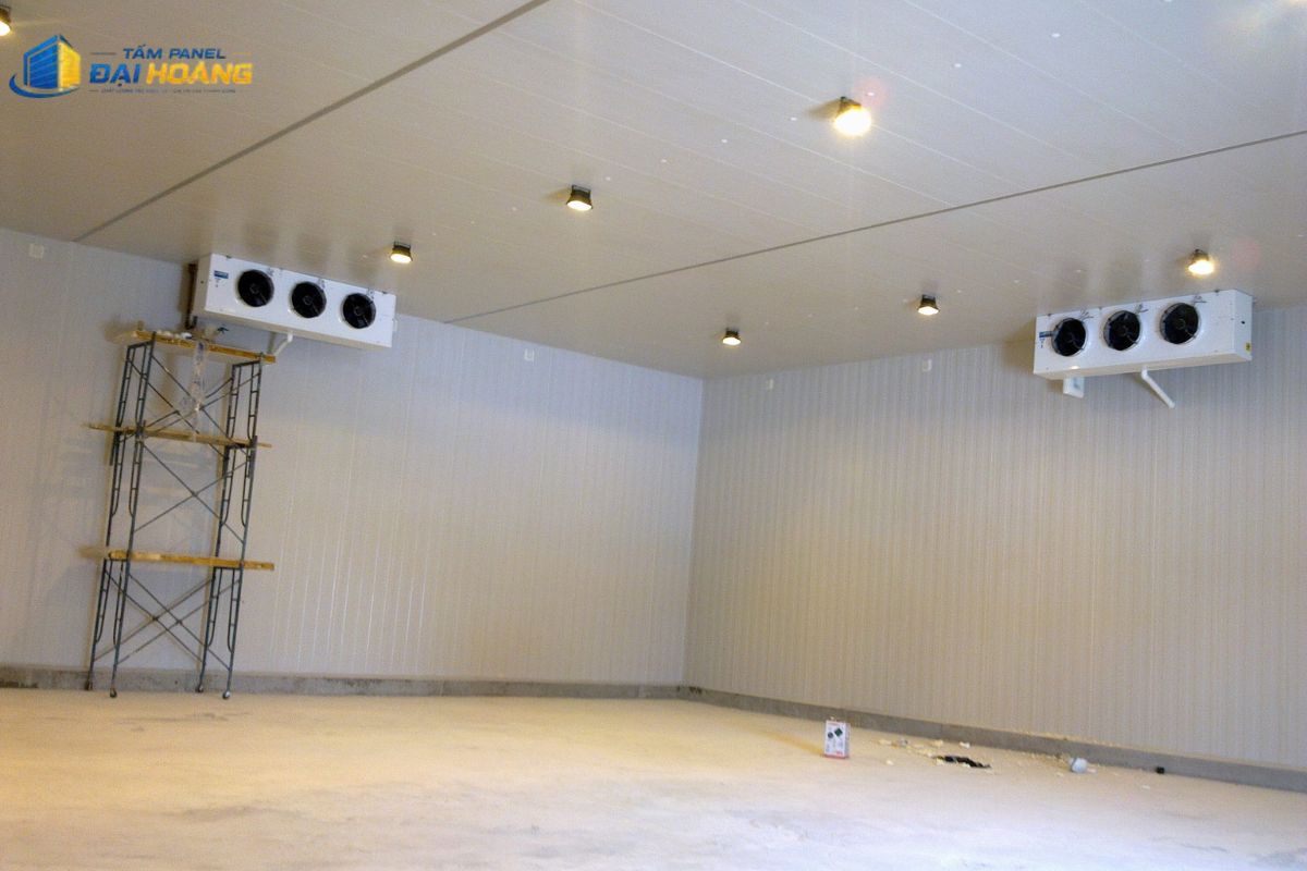 Hệ thống vách kho bảo quản nông sản sử dụng tấm Panel PU 75mm giúp ngăn chặn tối đa tình trạng thất thoát hơi lạnh.