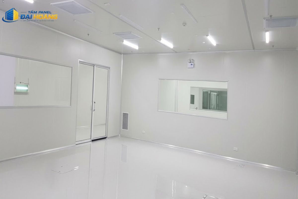 Thiết lập môi trường vô trùng cho nhà máy sản xuất thiết bị y tế bằng hệ thống vách ngăn từ tấm Panel PU 75mm