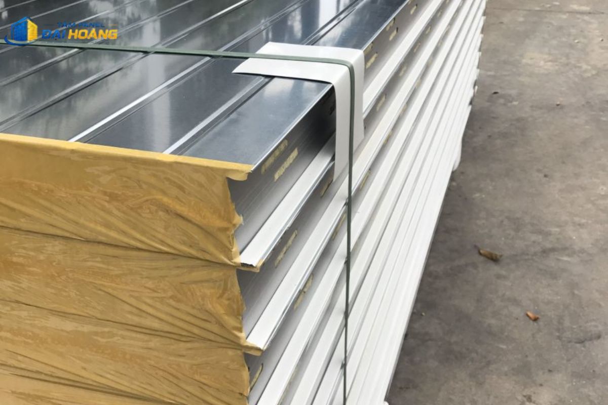 Tấm Panel RockWool 100mm gồm hai lớp tôn mạ kẽm bao bọc lõi bông khoáng bazan tự nhiên