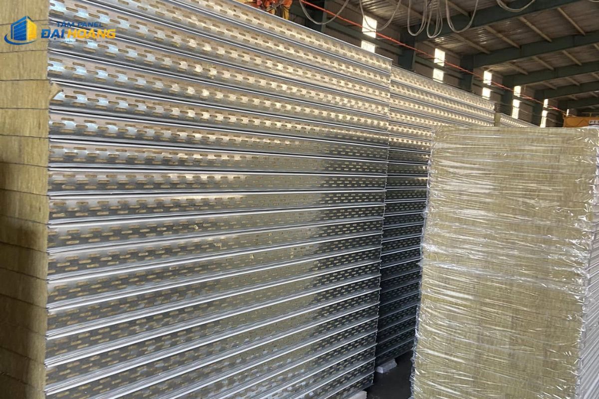 Tấm Panel RockWool 100mm với độ dày tôn linh hoạt được tập kết tại nhà xưởng trước khi vận chuyển đến công trường