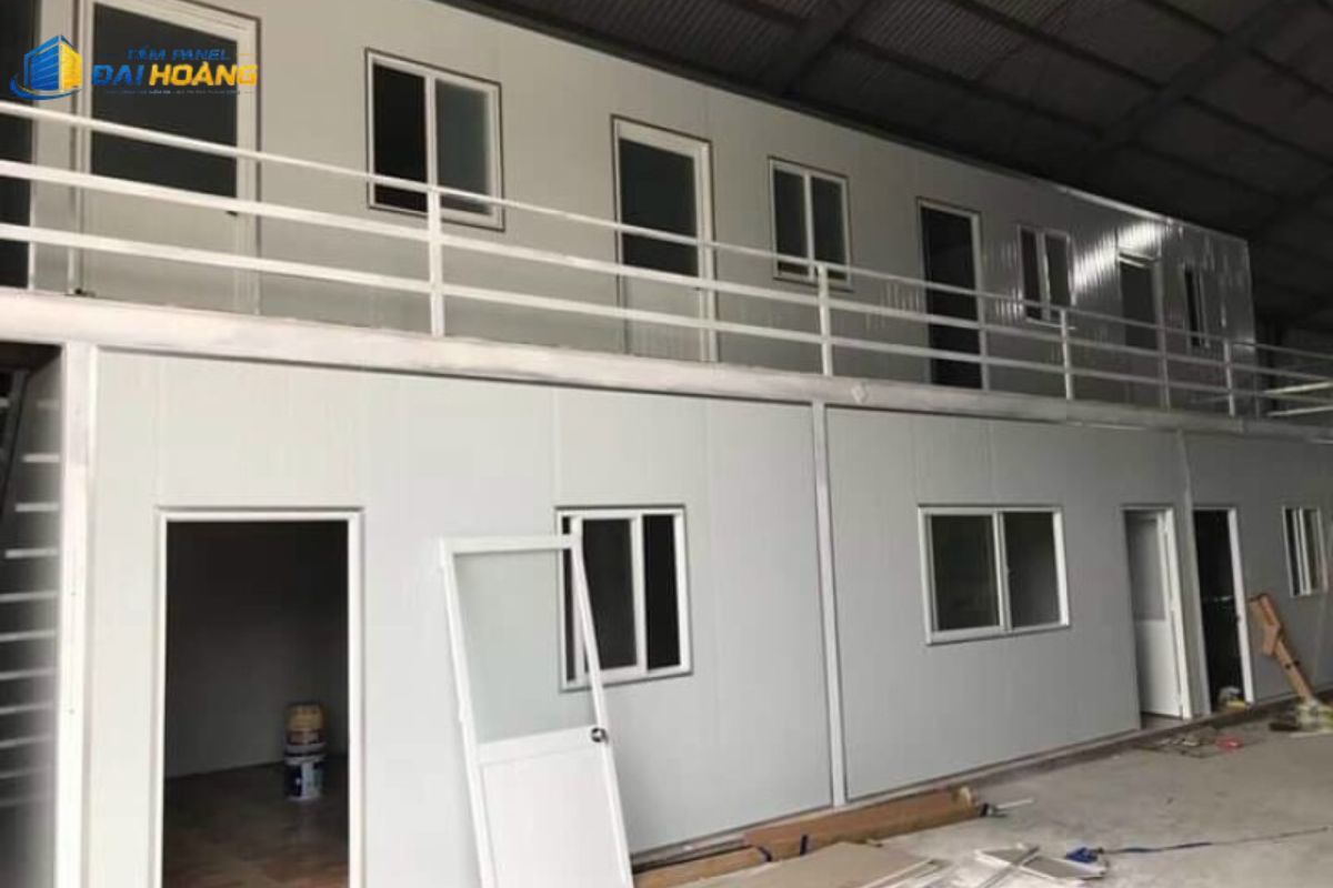 Thi công trần mái xưởng đúc chịu nhiệt cao bằng tấm Panel RockWool 100mm nhằm đảm bảo an toàn phòng chống cháy nổ
