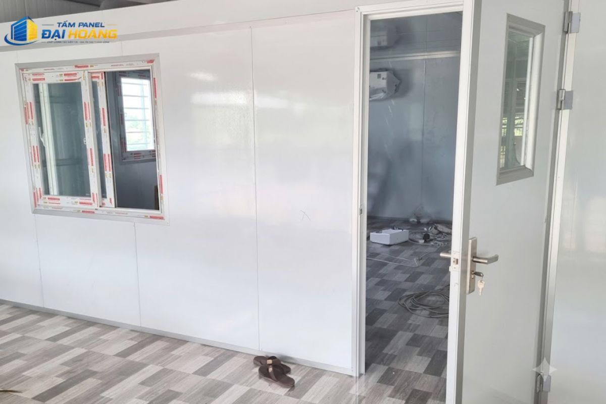 Lắp đặt vách trần phòng thí nghiệm và bệnh viện bằng tấm Panel RockWool 100mm giúp kiểm soát tốt nhiệt độ và bụi bẩn.