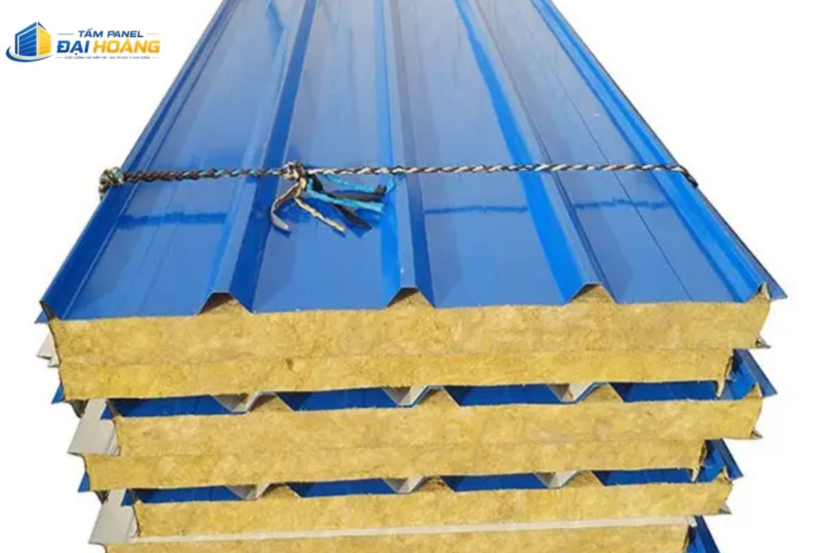 Tấm panel Rockwool lợp mái thiết kế sóng âm dương lớn giúp thoát nước nhanh, chống dột và giảm hấp thụ nhiệt cho công trình