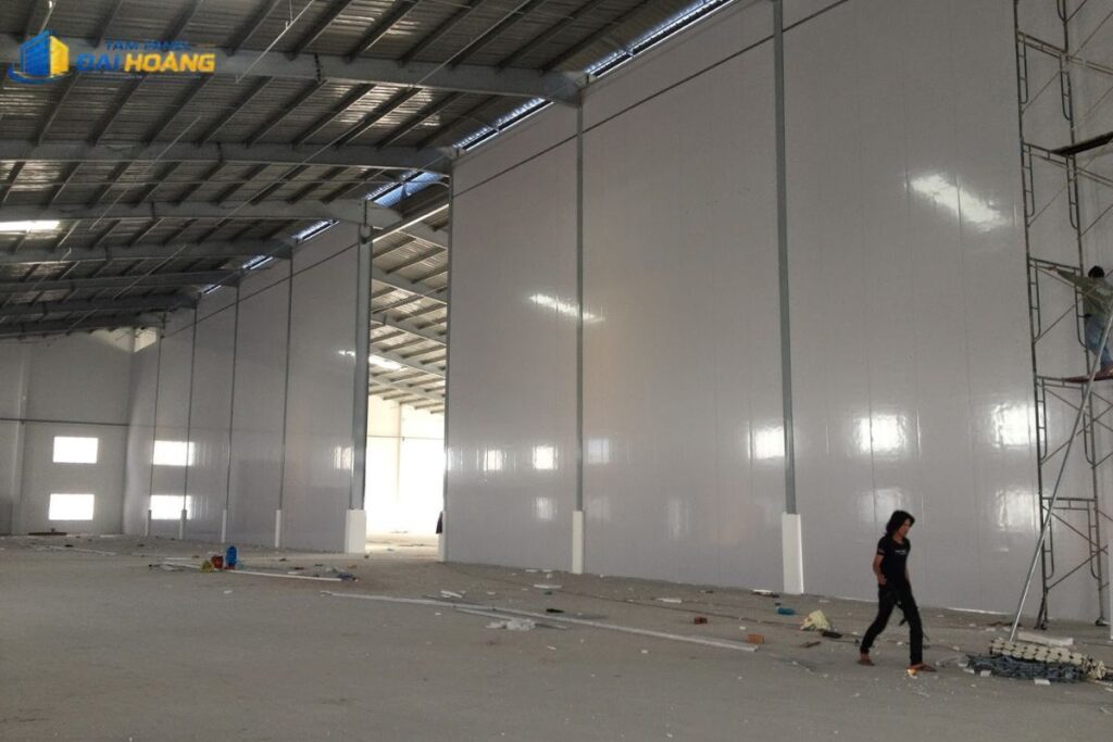 Thi công panel rockwool chống cháy tại nhà xưởng công nghiệp