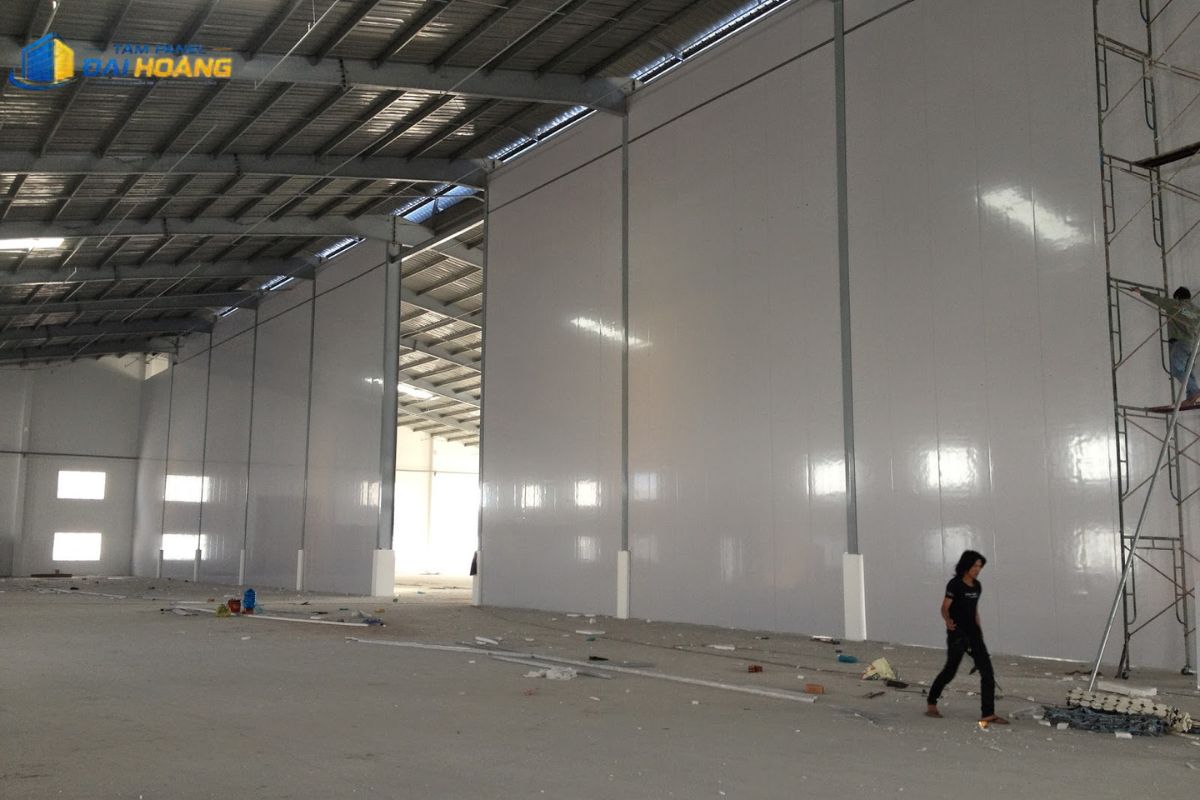 Thi công panel rockwool chống cháy tại nhà xưởng công nghiệp