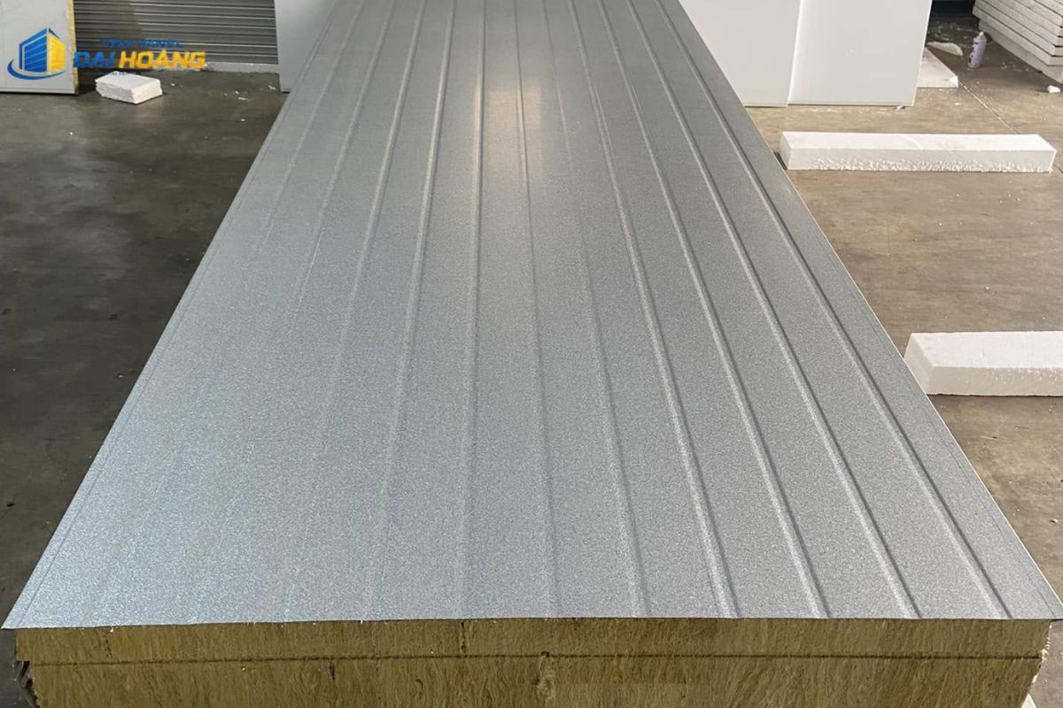 Khả năng chịu nhiệt lên tới 700°C và chống cháy lan vượt trội của vật liệu tấm Panel RockWool 50mm