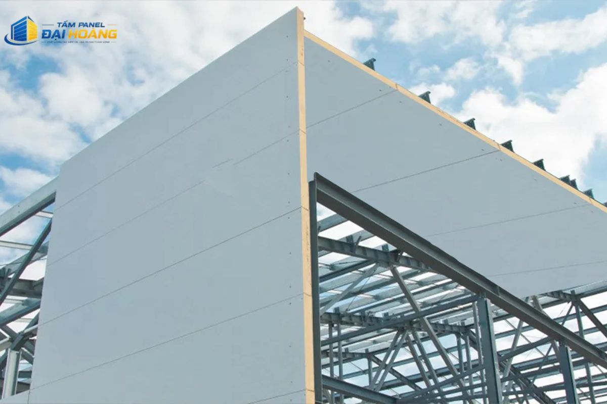 Thi công lắp dựng trần cách nhiệt và vách ngăn chống cháy lan cho nhà máy bằng tấm Panel RockWool 50mm