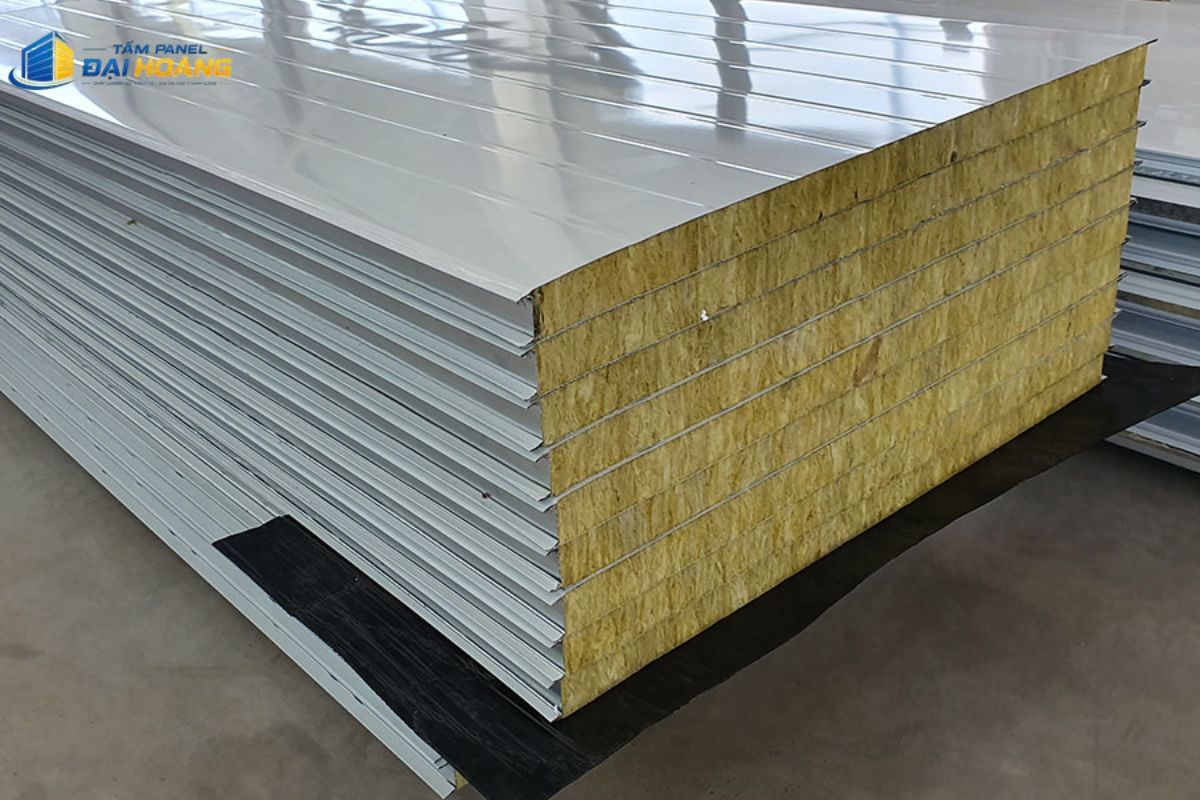 Tấm Panel RockWool 50mm gồm loại vách ngăn mặt phẳng tăng độ cứng cho tường