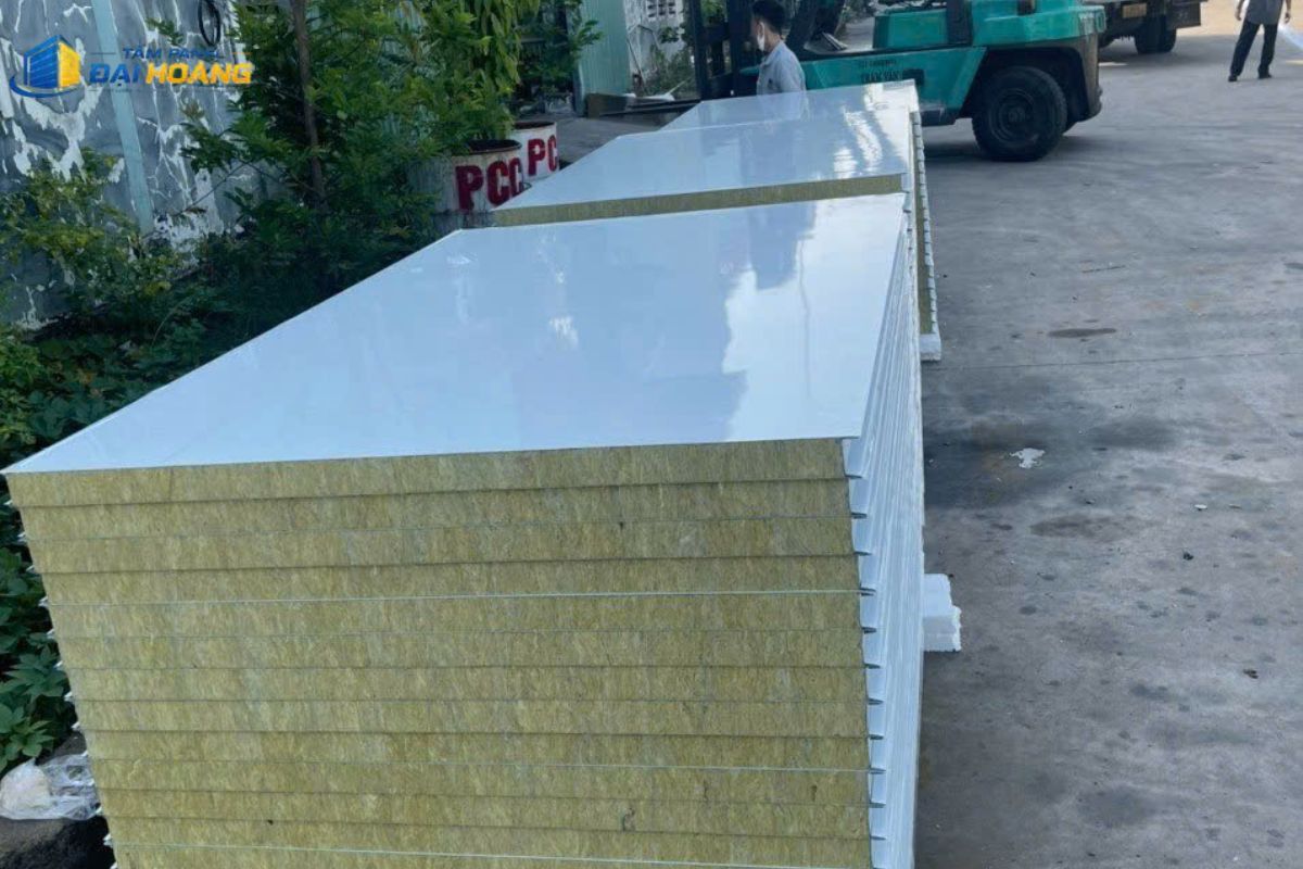 Lô hàng tấm Panel RockWool 75mm có độ dày tôn linh hoạt được tập kết tại nhà máy để chuẩn bị vận chuyển ra công trường