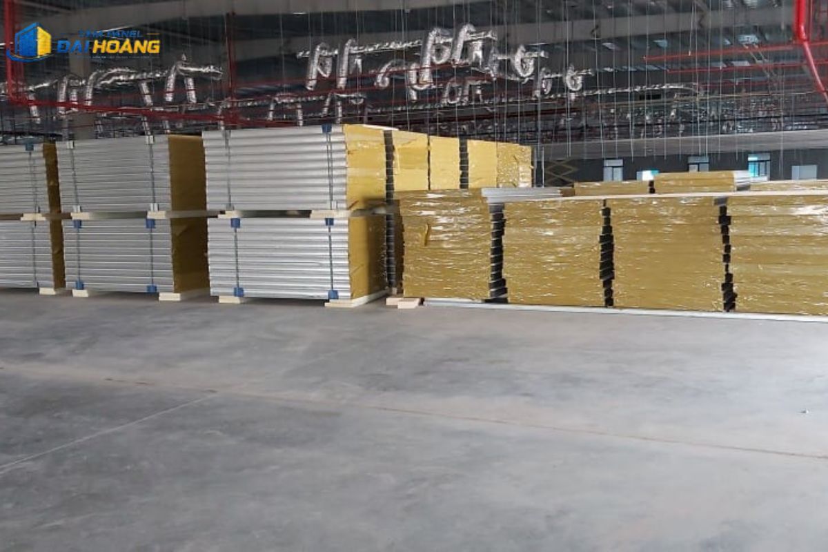 Lắp đặt vách cách âm cách nhiệt bằng tấm Panel RockWool 75mm quanh khu vực máy móc công suất lớn để giảm tiếng ồn