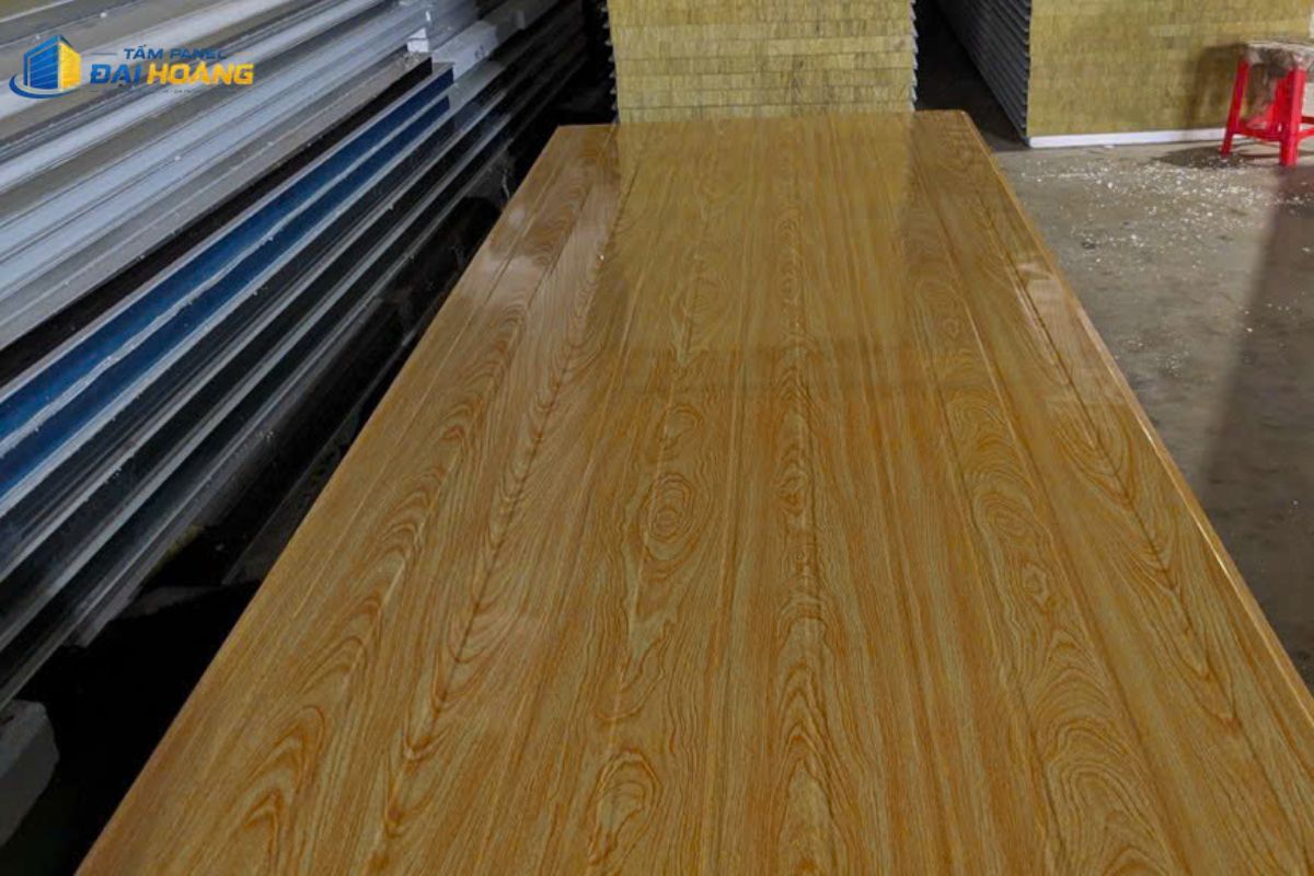 Tấm panel vân gỗ hoàn thiện bề mặt giả gỗ sang trọng