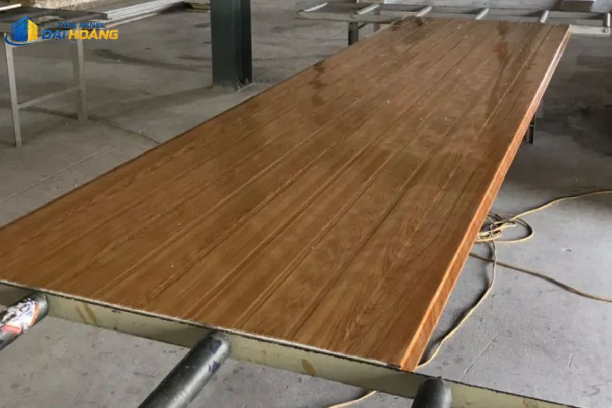 ấm panel phẳng vân gỗ bề mặt nhẵn mịn, giữ trọn họa tiết vân gỗ tự nhiên lớn, chuyên dụng ốp tường và trần nội thất