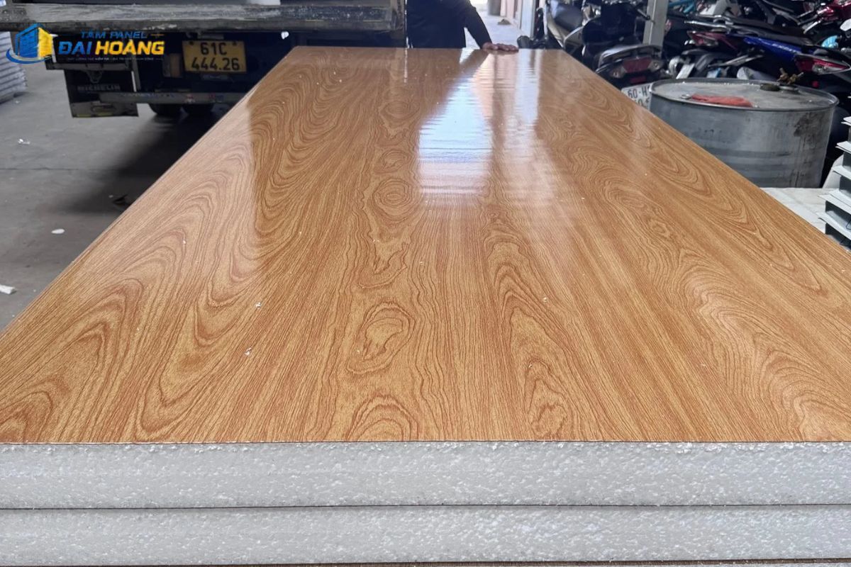 Tấm panel vân gỗ thiết kế gân sóng chìm dập nổi giúp tăng độ cứng và tạo chiều sâu thẩm mỹ cho vách công trình