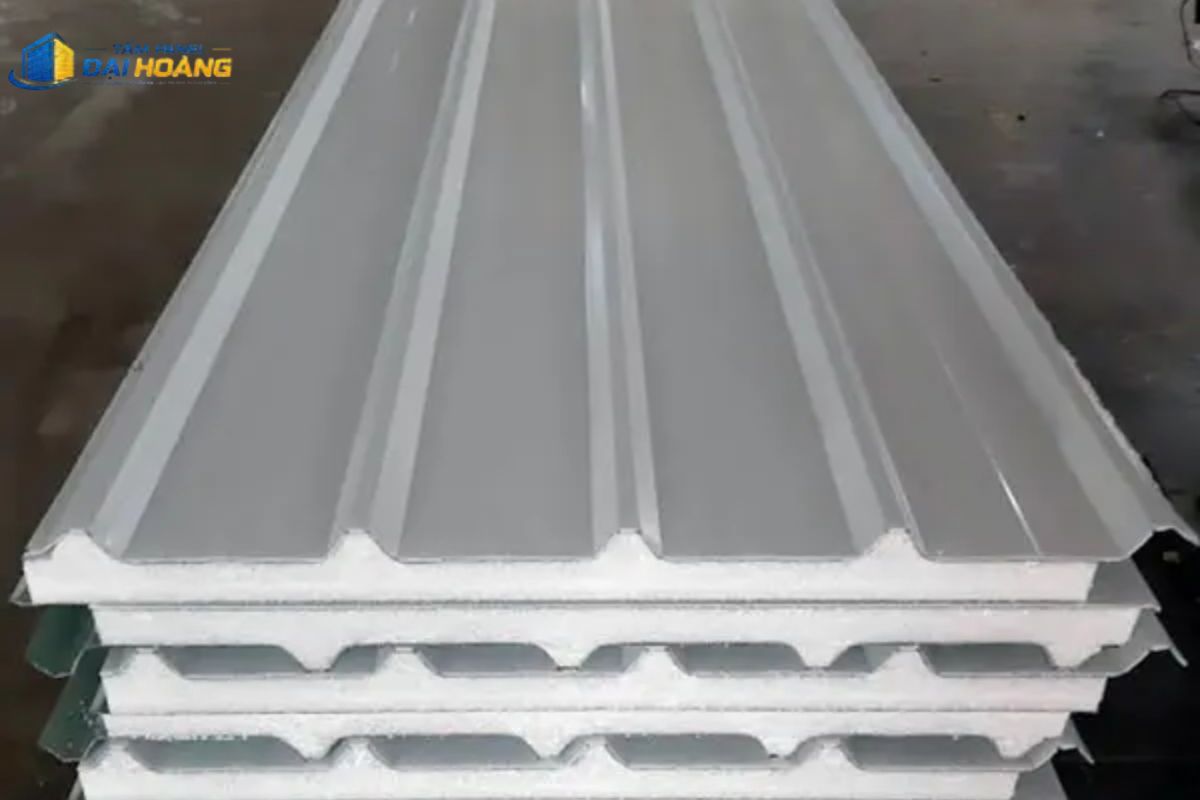 Mái tôn công nghiệp lắp đặt lớp xốp EPS chống nóng