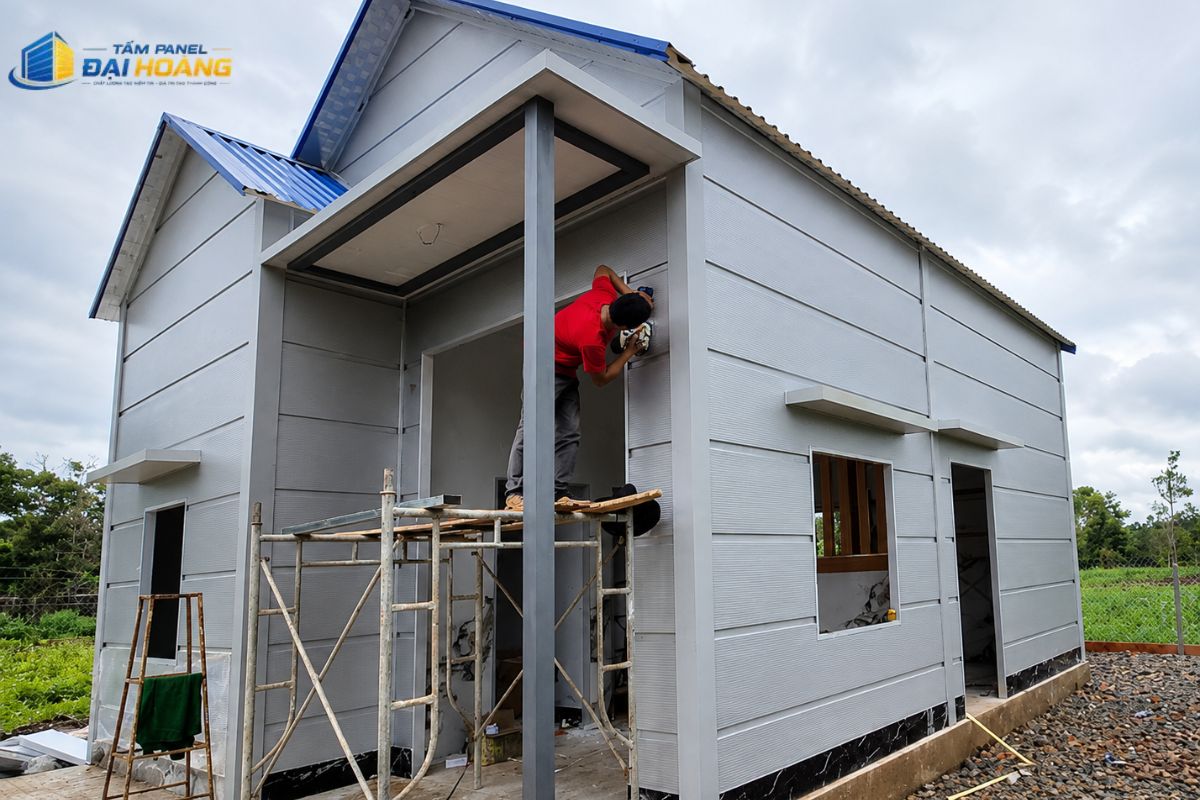 Kỹ thuật viên kiểm tra độ kín khít vách panel