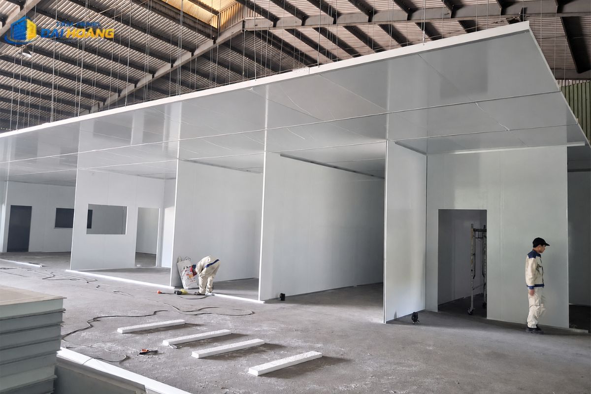 Thi công tấm panel Cà Mau làm vách ngăn nhà xưởng giúp hoàn thiện nhanh và giảm tải trọng cho công trình