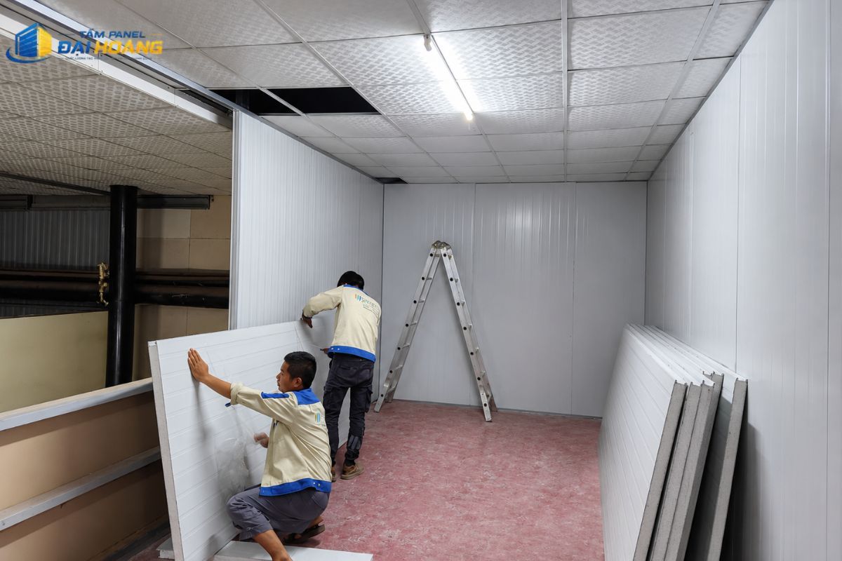 Thi công tấm panel Cà Mau hệ vách kho mát với quy trình xử lý mối nối kín khít và phụ kiện đồng bộ