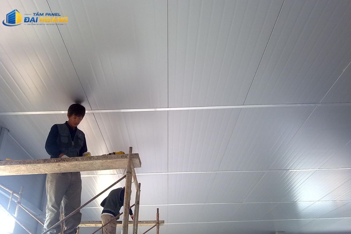 Thi Công Tấm Panel Cần Thơ làm trần thả chống nóng giúp giảm lượng nhiệt hấp thụ từ mái xuống không gian bên dưới