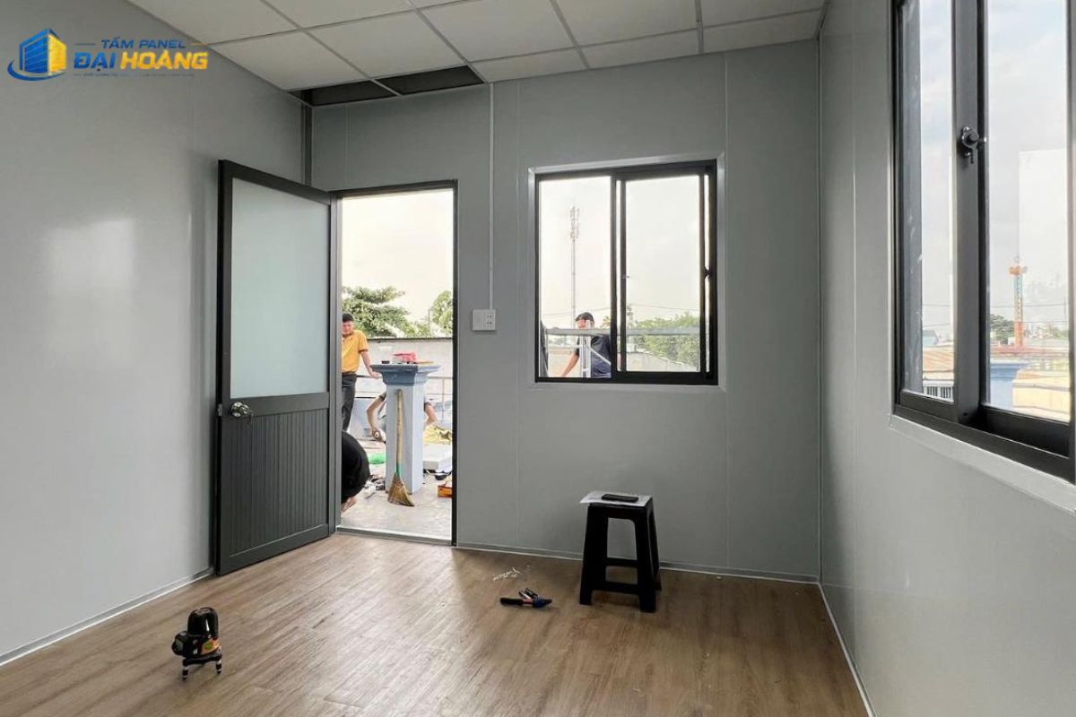 Thợ lắp đặt panel hoàn thiện vách ngăn phòng