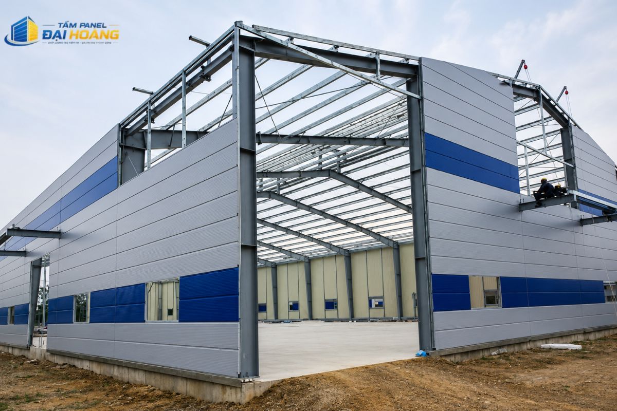 Thi công tấm panel Đaklak dựng vách ngăn nhà xưởng giúp rút ngắn thời gian lắp dựng và giảm tải trọng kết cấu